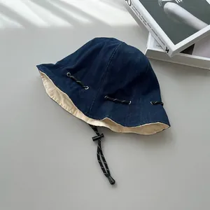 Detailansicht des Retro-Jeans-Anglerhuts mit verstellbarem Kordelzug und Futter.