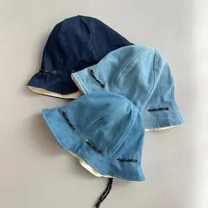 Drei Vintage-Denim-Anglerhüte in verschiedenen Blautönen mit verstellbaren Kordelzügen