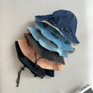 Detailansicht von Vintage-Anglerhüten in mehreren Farben mit verstellbaren Kordelzügen