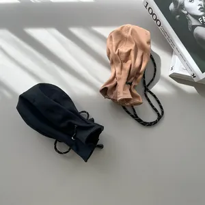 Nahaufnahme der schwarzen und khakifarbenen Anglerhut-Münztaschen in Retro-Optik