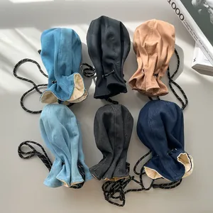 Vielseitige Vintage-Fischerhüte aus Denim und Kordelzugbeutel in sechs verschiedenen Farben