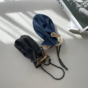 Detailansicht von zwei Vintage-Denim-2-in-1-Fischerhut-Beuteln in Schwarz und Blau
