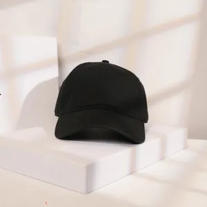 Detailansicht einer minimalistischen schwarzen Baseballkappe aus reiner Baumwolle