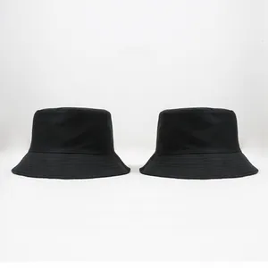 Μετωπική όψη δύο μαύρων καπέλων bucket που δείχνουν το κλασικό σχέδιο και το βαμβάκι.