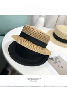 Vue détaillée de chapeaux de paille à sommet plat avec un ruban noir élégant