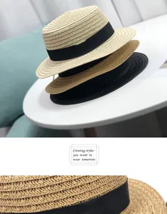 Détail de chapeaux de paille montrant la texture tissée et le ruban noir décoratif