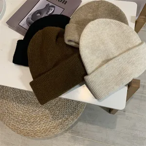 Weiche, elastische Strickmützen in Schwarz, Braun und Beige für Herbst und Winter Saison.