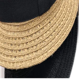Gros plan montrant le tissage complexe et la texture d'un chapeau de paille plat