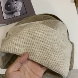 Nahaufnahme der weichen Rippstrick-Struktur einer gemütlichen Winter-Beanie-Mütze