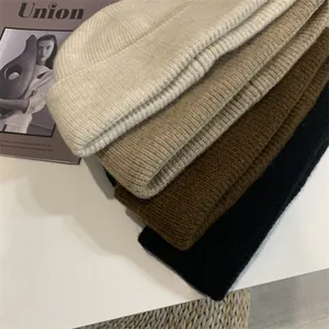 Detailansicht weicher Rippstrick-Mützen in vier neutralen Farben für Herbst und Winter.