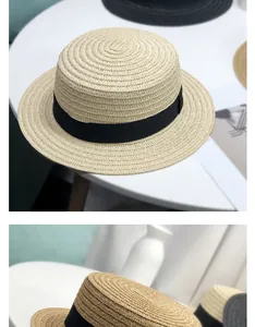 Détail d'un chapeau de paille élégant avec un dessus plat et un ruban noir décoratif