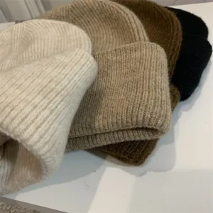 Detailansicht weicher Rippstrickmützen in verschiedenen neutralen Herbstfarben