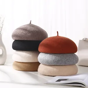 Stapel kleurrijke wollen baretten in elegante vintage Britse stijl voor dames