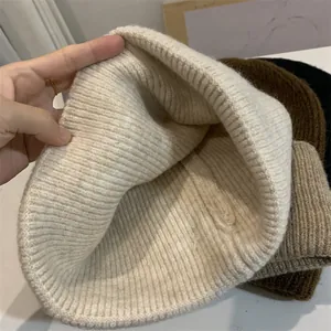 Nahaufnahme einer weichen Rippstrickmütze mit Innentextur und hoher Elastizität