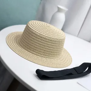 Chapeau de paille d'été élégant à calotte plate avec ruban noir pour protection solaire