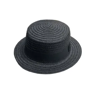 Chapeau de paille noir élégant à bord plat avec ruban pour une protection solaire d'été