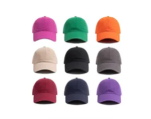 Affichage de neuf casquettes de baseball minimalistes de couleurs unies et variées