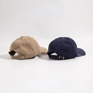 Vue arrière détaillée de casquettes de baseball kaki et bleu marine avec boucles réglables