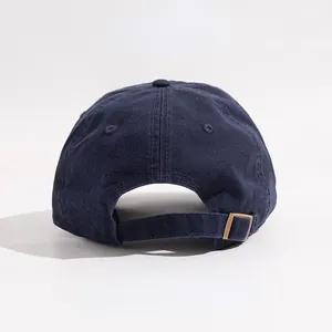 Vue arrière détaillée d'une casquette de baseball en coton bleu marine avec boucle réglable