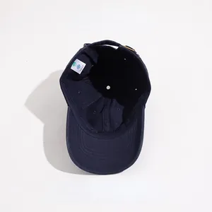 Vue détaillée de l'intérieur d'une casquette de baseball marine avec étiquette ISO