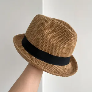 Vista dettagliata di un cappello di paglia jazz all'uncinetto con nastro nero per l'estate