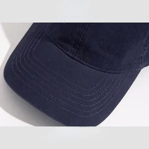 Vue macro détaillée montrant les coutures précises d'un bord de casquette bleu marine