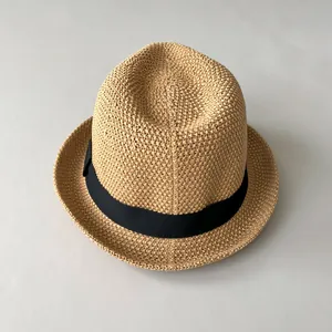 Primo piano della texture del cappello jazz in paglia lavorato a mano con nastro nero