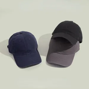 Lot de trois casquettes de baseball minimalistes en coton uni en bleu marine, noir et gris