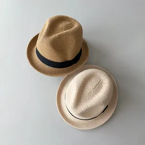 Vista dall'alto di due cappelli jazz fatti a mano all'uncinetto in beige e marrone