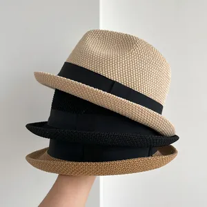 Pila di cappelli fedora fatti a mano all'uncinetto nei colori beige nero e marrone