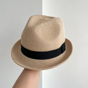 Dettaglio di un fedora jazz lavorato a mano con nastro nero per le vacanze