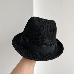 Dettaglio ravvicinato di cappello jazz nero fatto a mano con nastro parasole decorativo