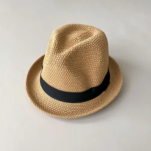 Cappello jazz all'uncinetto fatto a mano con nastro nero per protezione solare