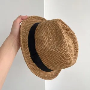 Cappello fedora in paglia fatto a mano all'uncinetto con nastro nero per protezione solare