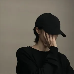 Klassische minimalistische einfarbige schwarze Baseballkappe für Freizeit und Sonnenschutz