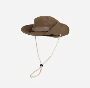 Vue détaillée d'un chapeau de brousse marron durable avec une jugulaire réglable