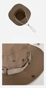 Vue détaillée du chapeau de soleil marron avec évents en maille et mentonnière réglable