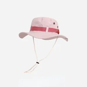 Chapeau de soleil rose à large bord avec mentonnière réglable et œillets d'aération