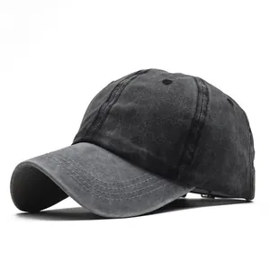 Vista lateral de una gorra de béisbol de algodón gris marengo lavado estilo vintage