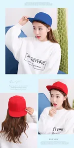 Vistas detalladas de gorras de béisbol hip-hop rojas y azules de ala plana en modelo.