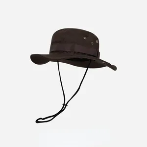 Vue détaillée d'un chapeau de soleil extérieur marron foncé à larges bords avec cordon