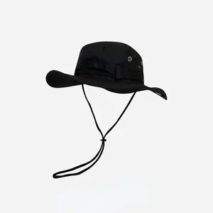 Vue détaillée du chapeau de soleil noir de randonnée avec mentonnière réglable