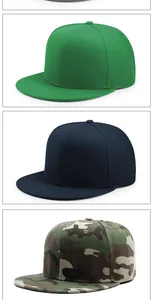 Detalle de gorras de béisbol de ala plana ajustables en verde, azul marino y camo
