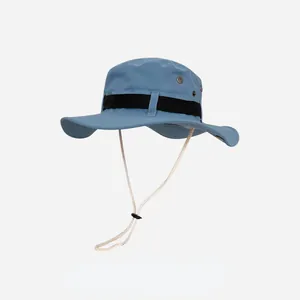 Vue détaillée d'un chapeau de soleil bleu avec large bord et mentonnière réglable