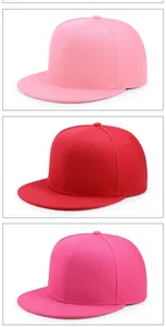 Detalle de gorras ajustables de visera plana en colores rosa, rojo y magenta vivo