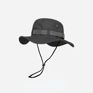 Gros plan sur un chapeau boonie gris foncé avec large bord et mentonnière réglable.