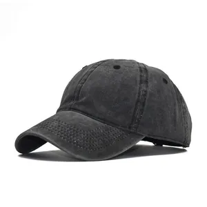 Primer plano detallado de una gorra de béisbol de algodón gris lavado y desgastado para hombres