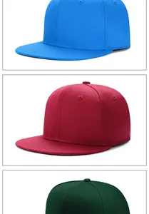 Vista detallada de gorras snapback de ala plana lisas en colores azul, rojo y verde.