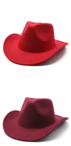 Vista detallada de dos sombreros de vaquero de fieltro vintage en rojo y burdeos