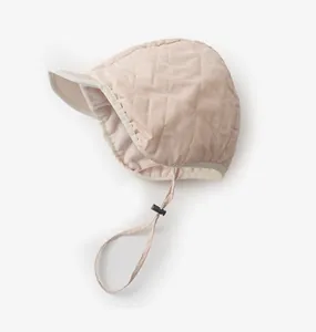 Detailansicht einer rosa gesteppten Winter-Fahrradmütze mit warmem Fleece-Futter